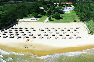 La spiaggia del Le Dune Resort dall'alto